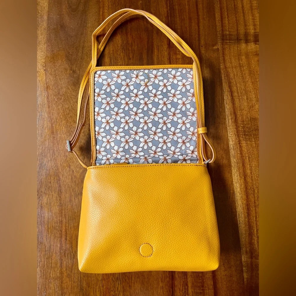Vera Bradley Flower Crossbody Faux Leather - Picture 4 of 9